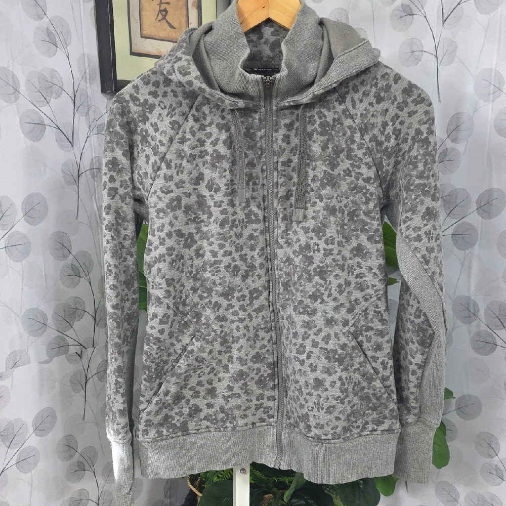 Athleta Triumph Printed Full Zip Hoodie Gray Leopard - Medium - Picture 4 of 11